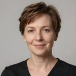 Профессиональный портрет адвоката Подколзина: уверенный мужчина в деловом костюме на нейтральном фоне